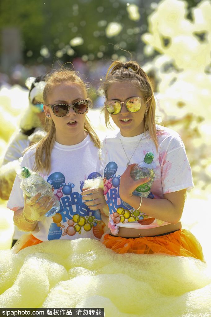 地球上最開(kāi)心的五公里！英國(guó)泡泡跑歡樂(lè)來(lái)襲嗨翻天