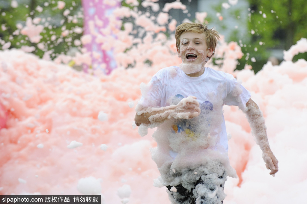 地球上最開(kāi)心的五公里！英國(guó)泡泡跑歡樂(lè)來(lái)襲嗨翻天