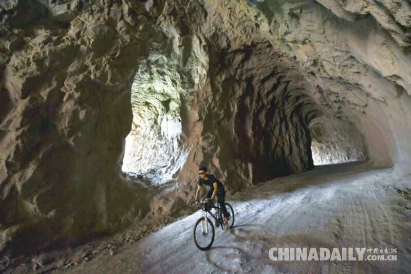 天險公路成“網(wǎng)紅”（組圖）