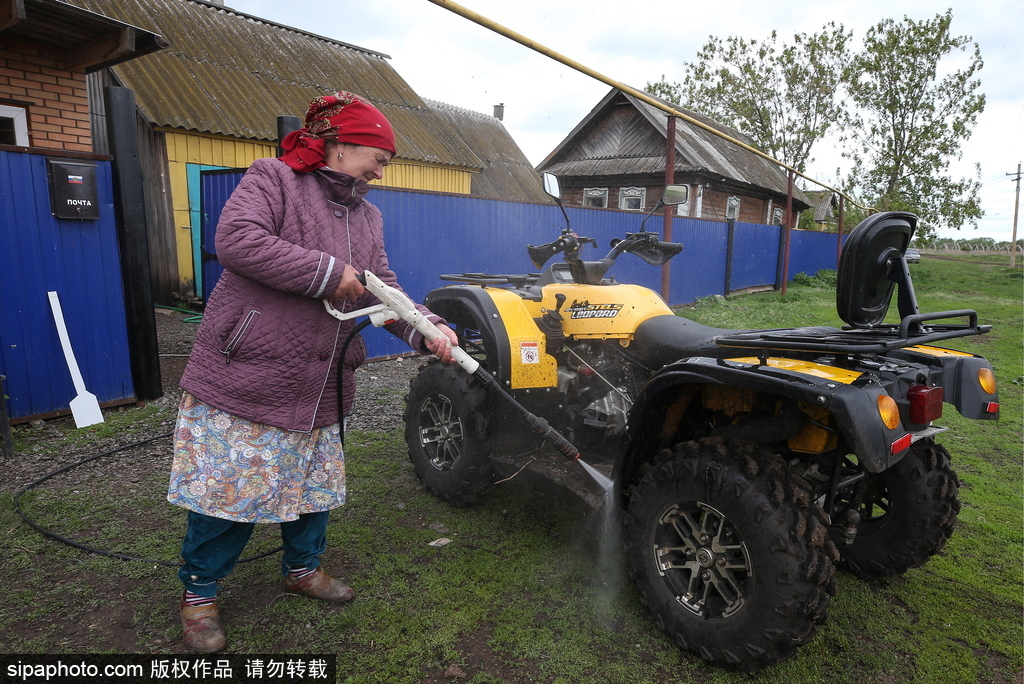 厲害了！俄羅斯老人開全地形車犁地超拉風