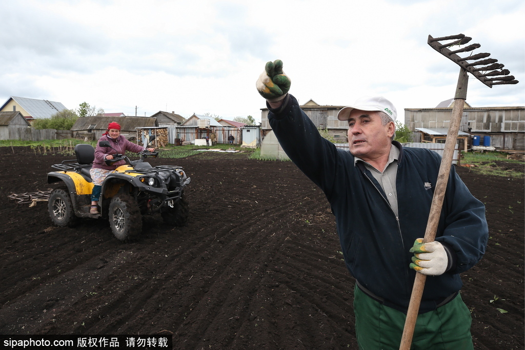 厲害了！俄羅斯老人開全地形車?yán)绲爻L(fēng)
