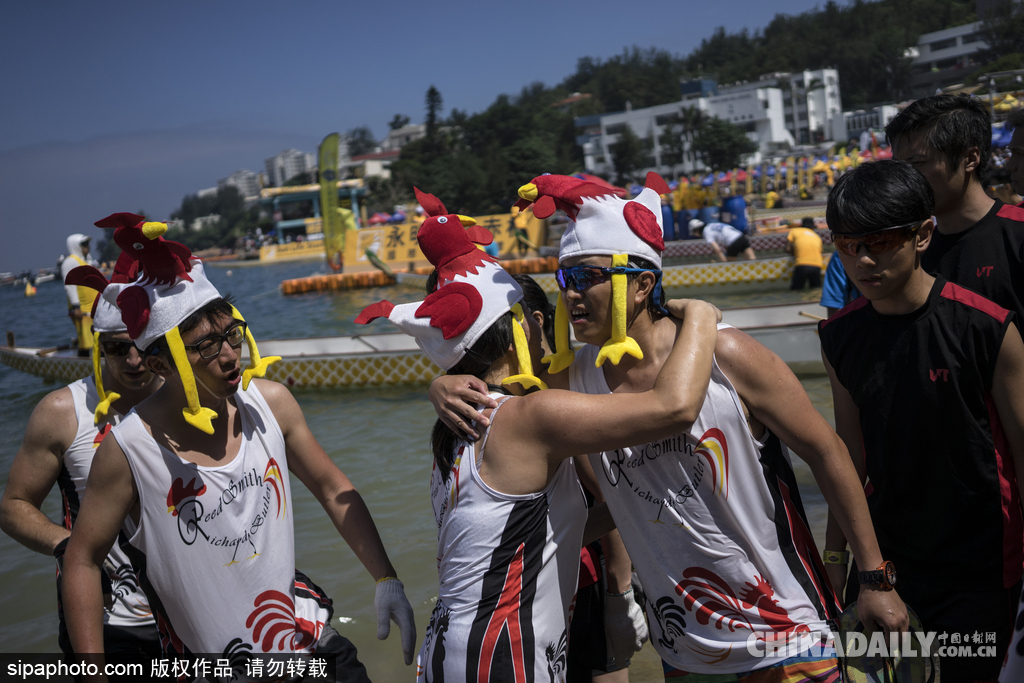 香港端午節賽龍舟活動 雞年流行頭戴“小雞”