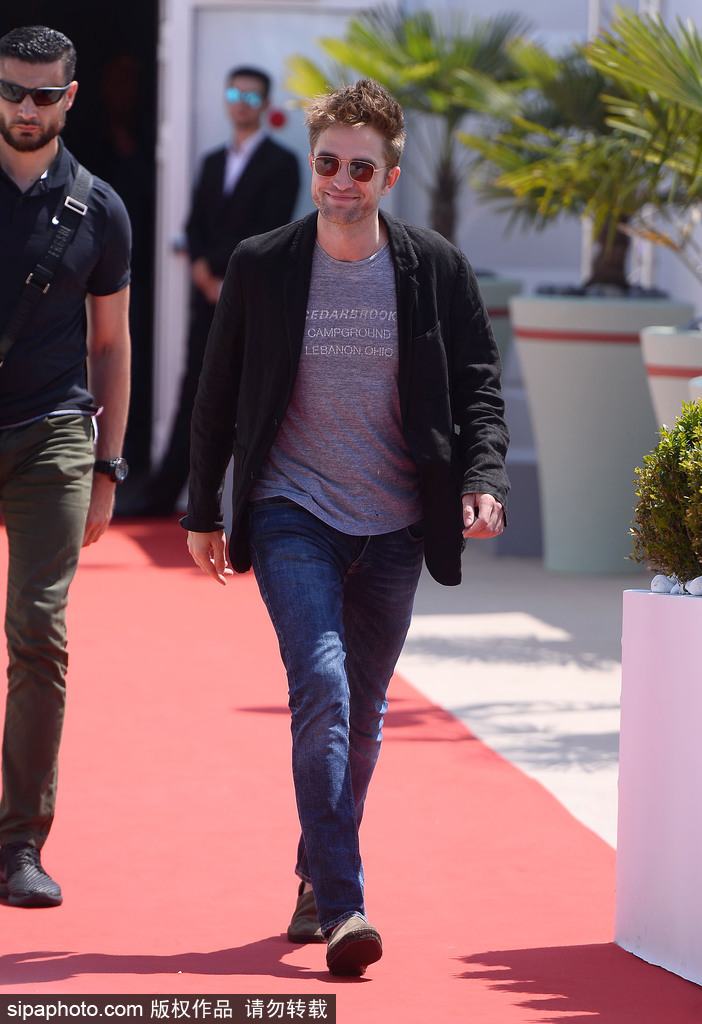 70屆戛納：羅伯特·帕丁森現(xiàn)身發(fā)型凌亂仍吸引影迷追捧