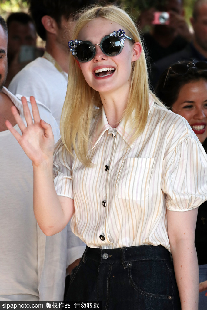 19歲艾麗·范寧戛納仙氣十足秒殺眾人 私下街拍御姐少女全駕馭