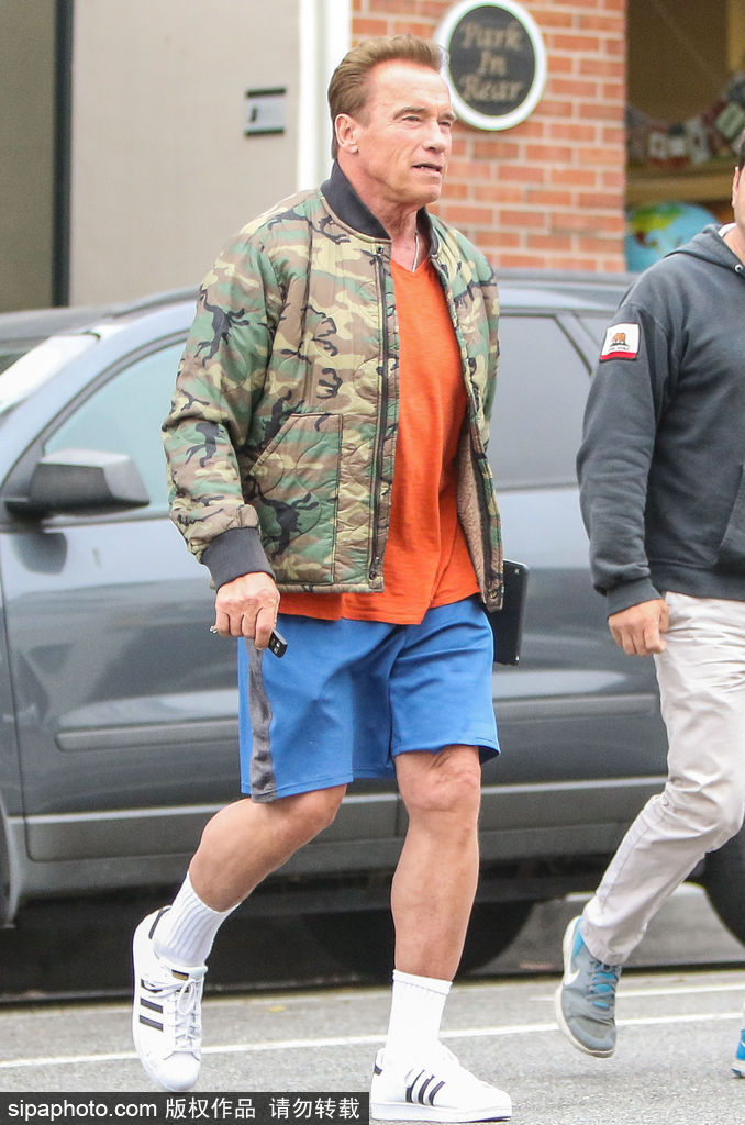 迎六一？硬漢施瓦辛格與兒子Patrick街頭擁抱大秀父子情深