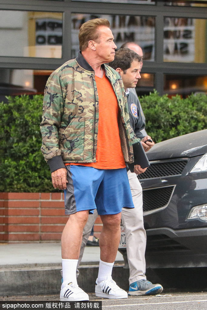 迎六一？硬漢施瓦辛格與兒子Patrick街頭擁抱大秀父子情深