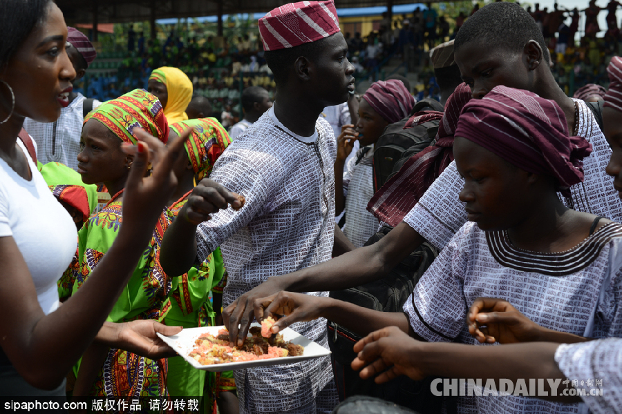 尼日利亞兒童節 小朋友身著各色服飾表演慶祝