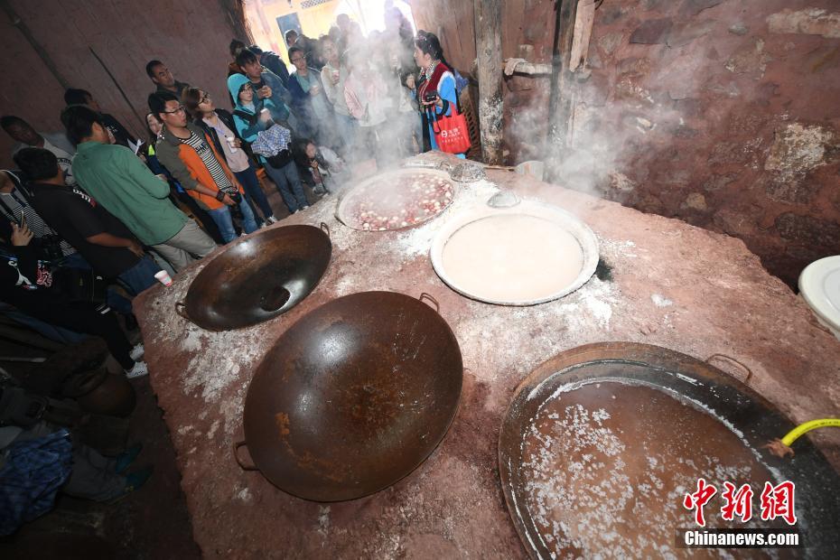 云南小鎮(zhèn)200年古鹽泉淌出“桃花鹽”