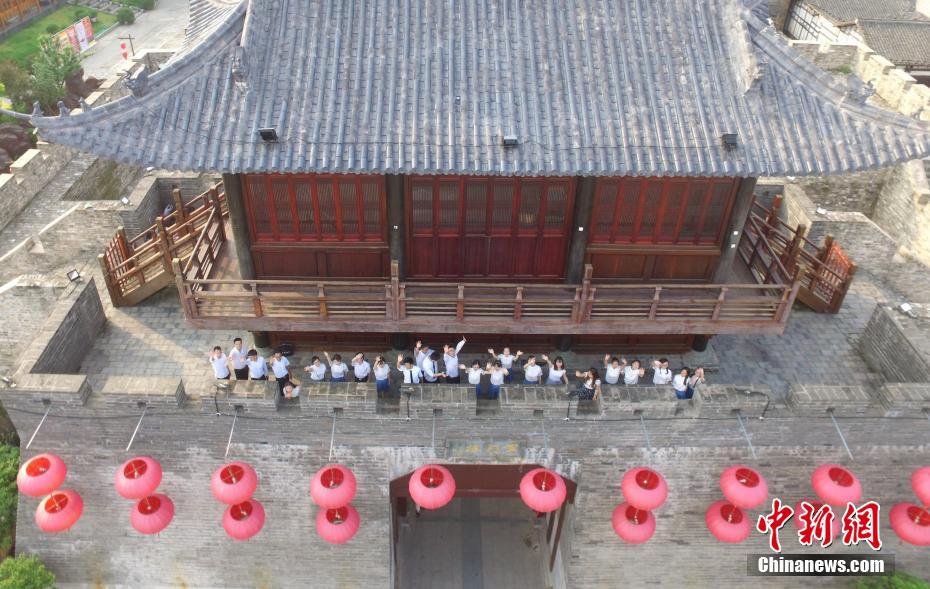 高校畢業季 江西學子航拍畢業照定格青春