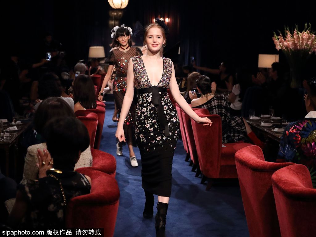 英國20歲女星艾麗·巴姆博亮相東京秀場 娃娃臉可愛十足