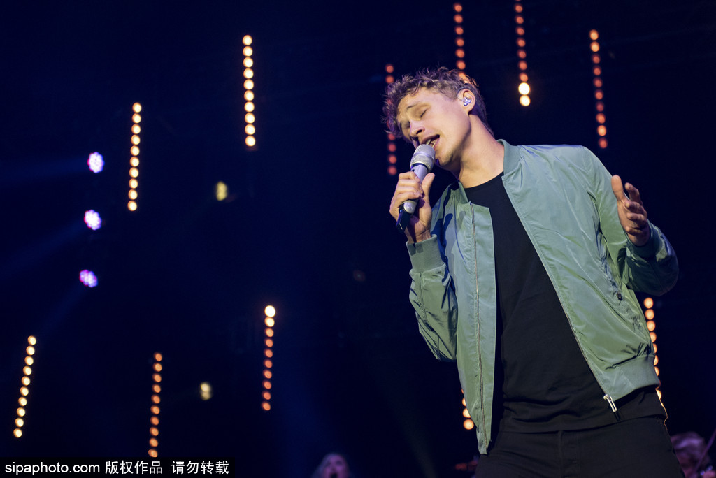 德國超萌“正太歌手”蒂姆·本茨科演唱會 抱吉他自彈自唱氣質純良