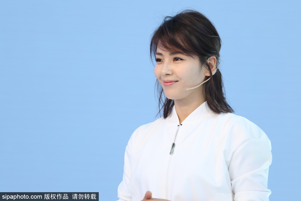 劉濤白衣黑褲清新裝扮亮相文藝范十足