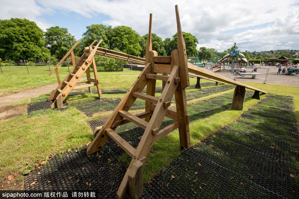 英國(guó)再現(xiàn)世界第一個(gè)兒童滑梯 距今九十多年竟沒(méi)有邊沿