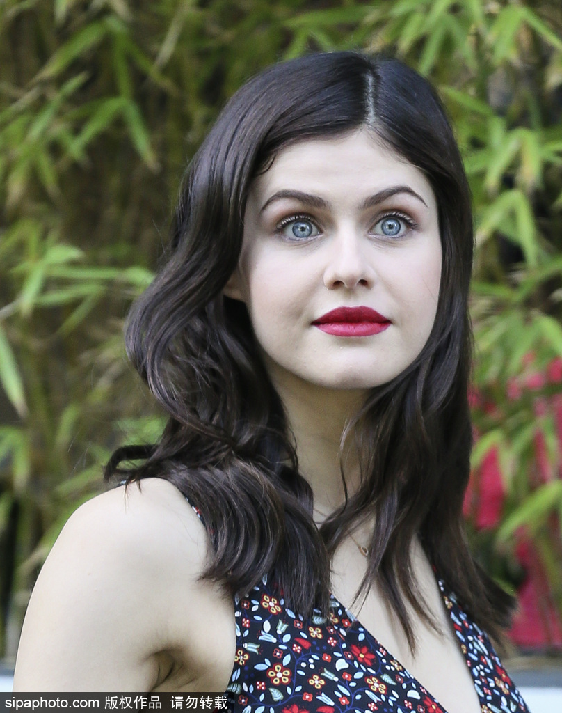 美國女星亞歷珊德拉·達(dá)達(dá)里奧身著碎花裙出街 藍(lán)眼睛純凈吸睛