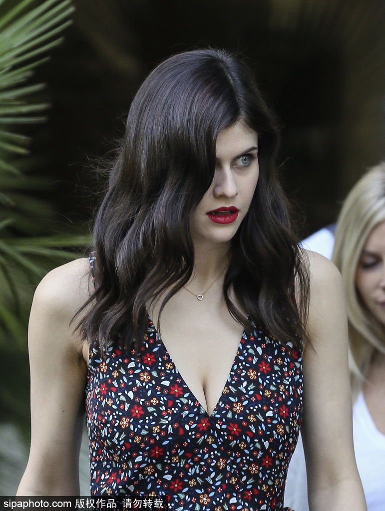 美國女星亞歷珊德拉·達達里奧身著碎花裙出街 藍眼睛純凈吸睛