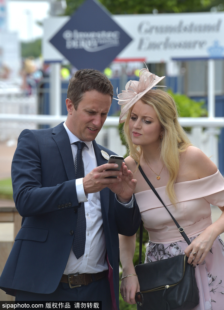 英國(guó)賽馬節(jié)“女士日” 眾美女上演“帽子戲法”