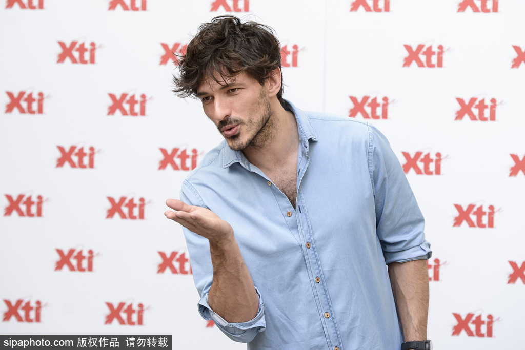 維密超模安布羅休西班牙活動 眼神性感惹火熱辣紅唇送香吻