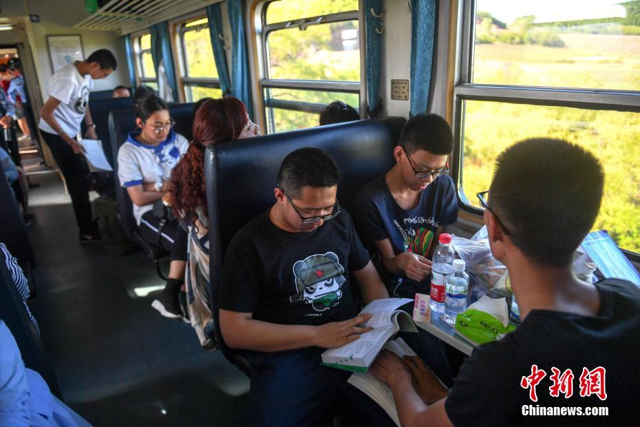 “高考專列”開(kāi)行15年 兩萬(wàn)多名邊遠(yuǎn)考生受益(組圖)