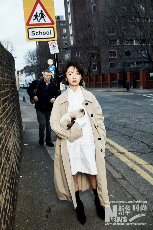 周冬雨登時尚雜志封面 漫步街頭酷美范兒十足