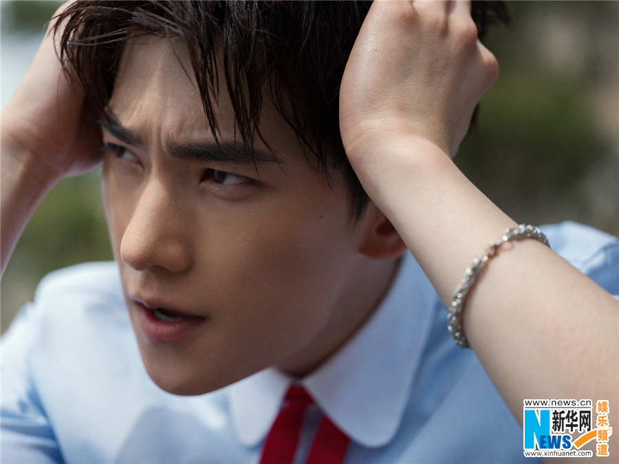 楊洋再登時尚雜志封面 濕發(fā)演繹翩翩少年