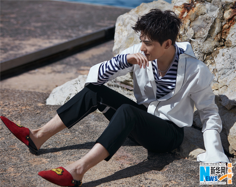 楊洋再登時尚雜志封面 濕發(fā)演繹翩翩少年