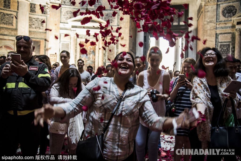 意大利萬神廟五旬節彌撒 揮灑玫瑰花瓣浪漫絕美