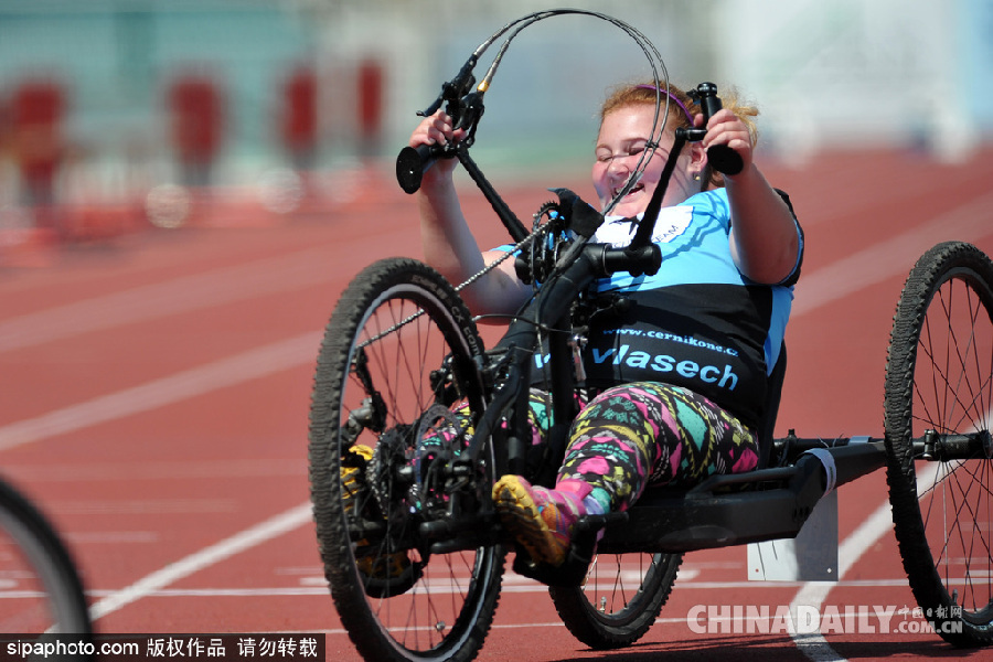 點燃生命之火 捷克舉行殘疾人田徑比賽助殘疾兒童享受運動樂趣
