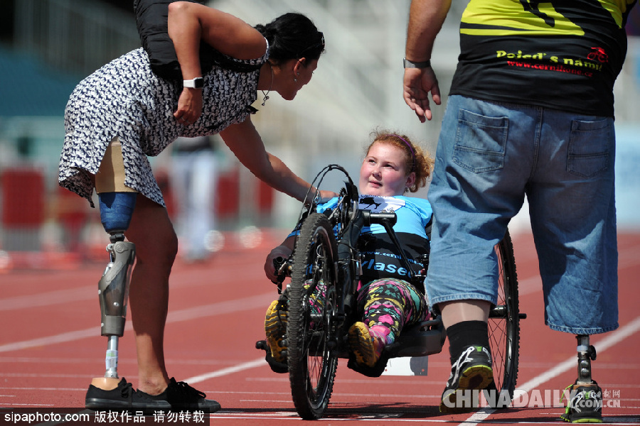 點燃生命之火 捷克舉行殘疾人田徑比賽助殘疾兒童享受運(yùn)動樂趣