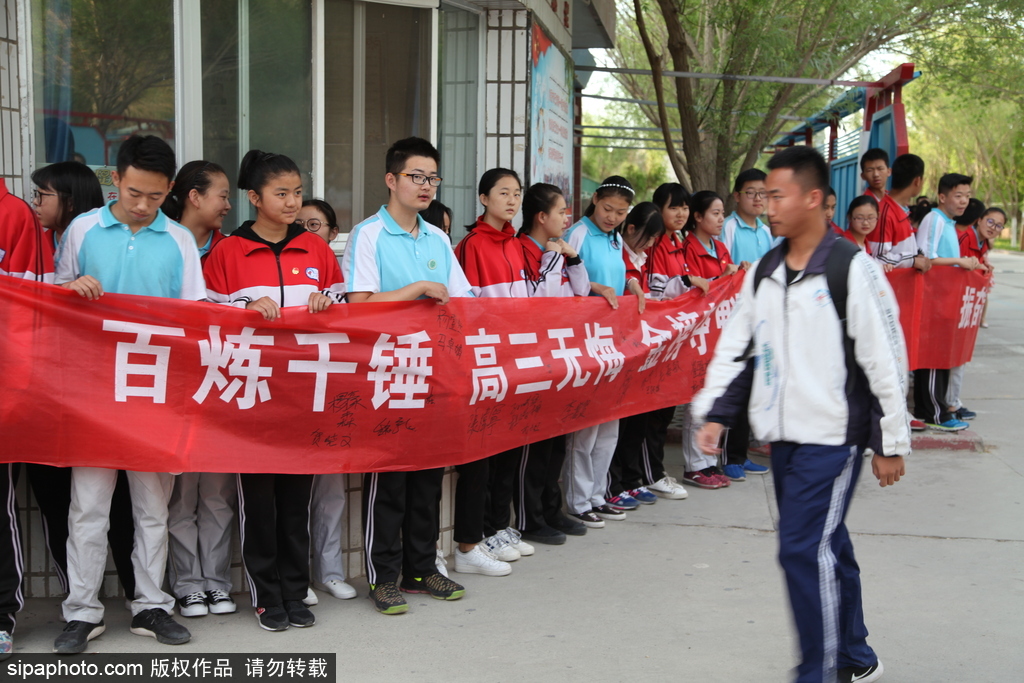 新疆哈密：高考第一日 低年級學生家長送考沿路壯行