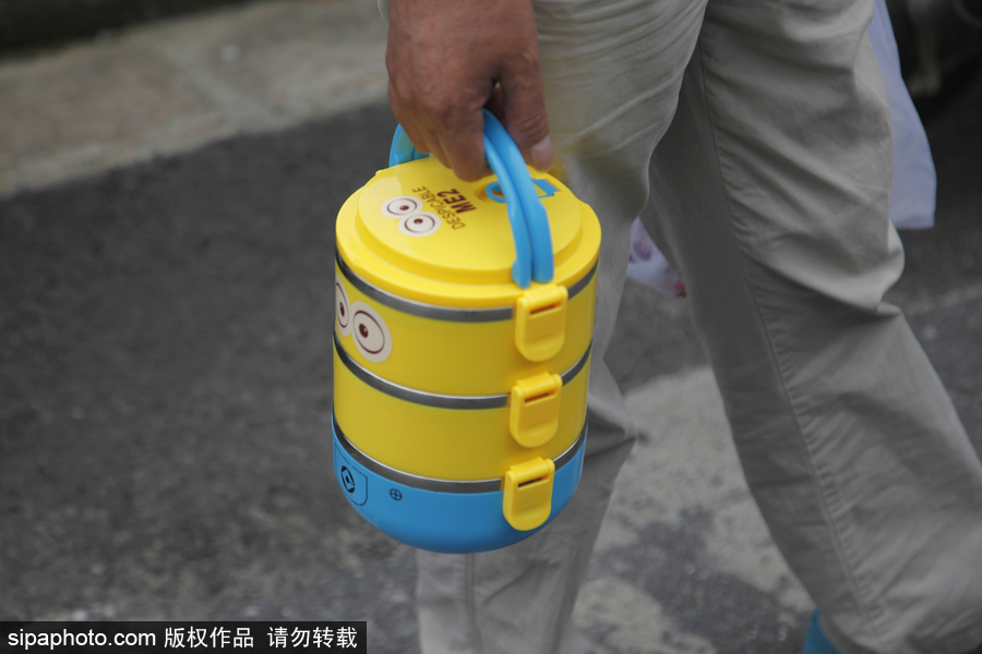 浙江桐廬：家長(zhǎng)備高考愛(ài)心餐 滿滿是疼愛(ài)