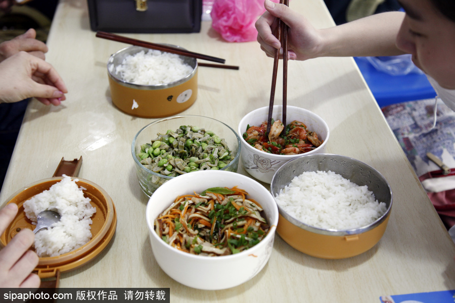 浙江桐廬：家長備高考愛心餐 滿滿是疼愛