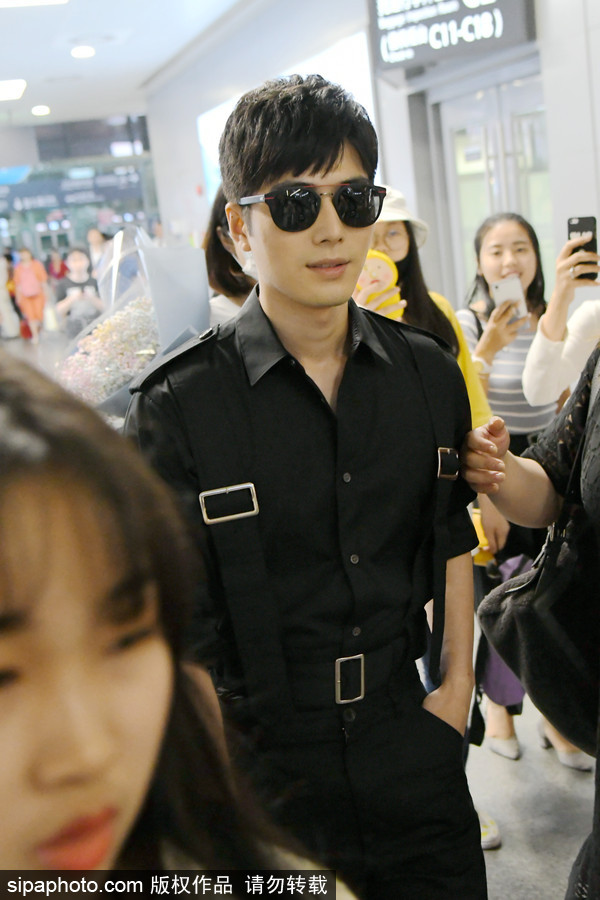 陳學冬黑衣墨鏡現身機場 遭眾迷妹圍堵跟拍