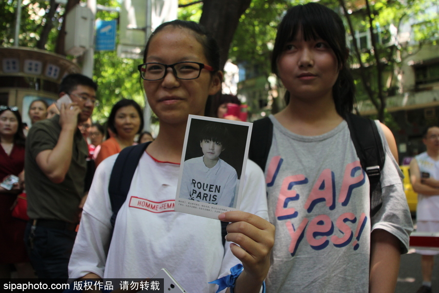 王俊凱重慶高考引關注 粉絲考點外守候