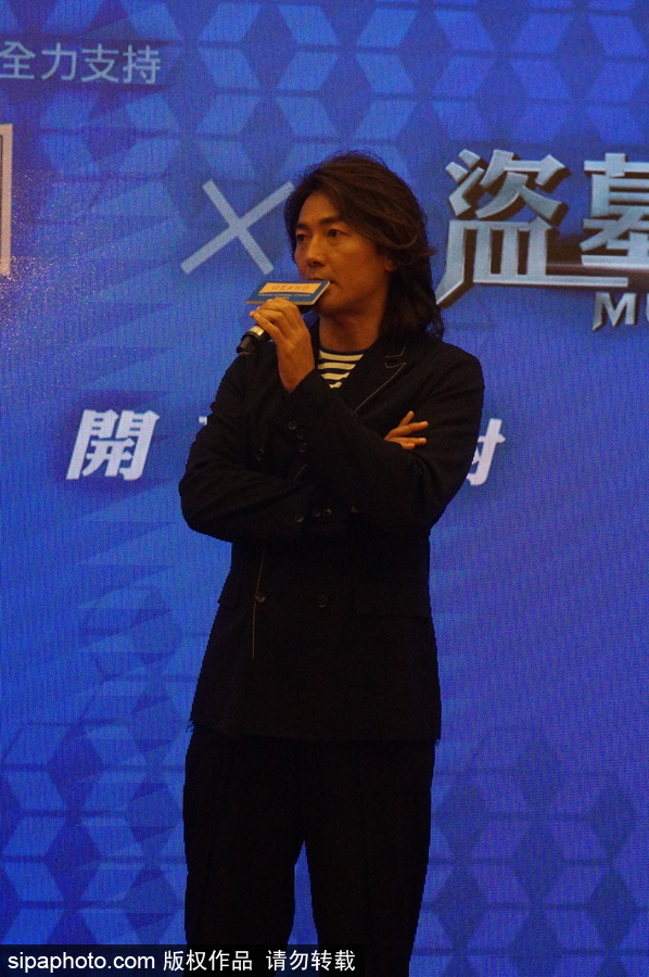 50歲鄭伊健帥氣亮相 自曝拍電影受傷老婆很擔心