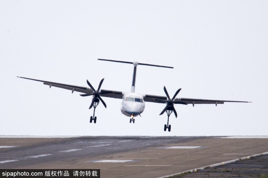 英國(guó)利茲遭遇大風(fēng) 飛機(jī)在狂風(fēng)中“左搖右擺”艱難降落