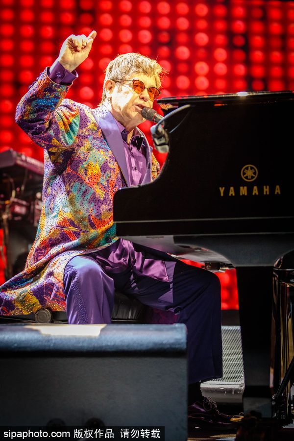 英國流行音樂藝術家艾爾頓·約翰演唱會 腳踩音響霸氣十足寶刀不老