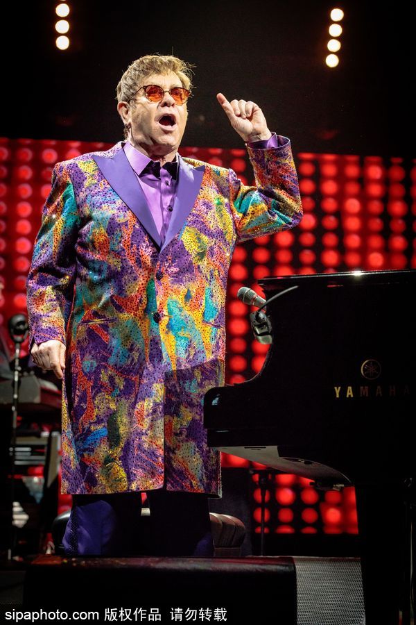 英國流行音樂藝術家艾爾頓·約翰演唱會 腳踩音響霸氣十足寶刀不老