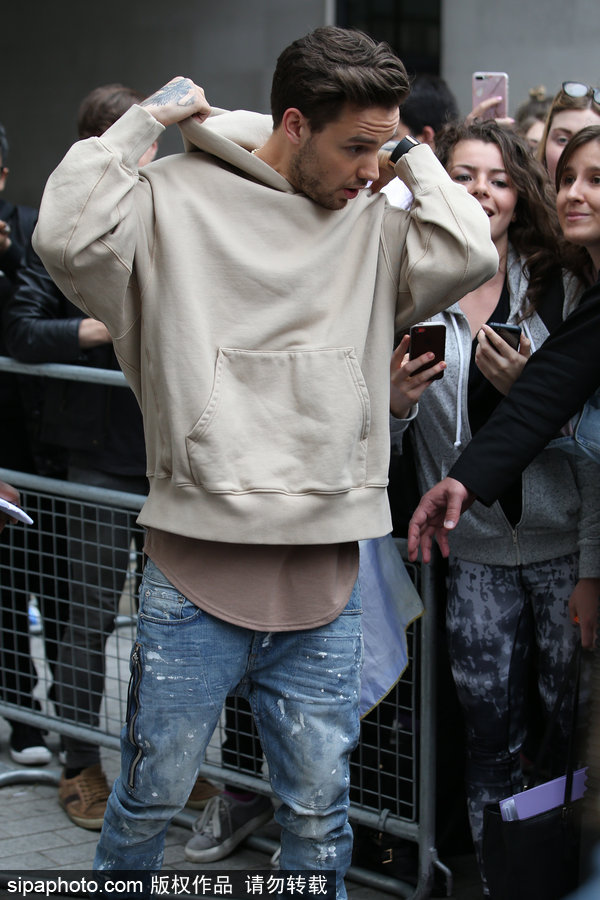 偶像男星利亞姆·佩恩出街被粉絲包圍 新手奶爸難脫稚氣