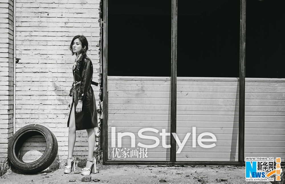 娜扎登封面盡顯自信魅力 演繹復古街頭時尚