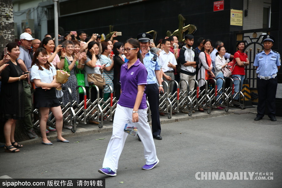 2017高考結(jié)束 北京四中考生輕松出考場(chǎng)笑容滿(mǎn)面