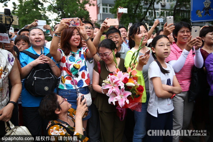 2017高考結束 北京四中考生輕松出考場笑容滿面