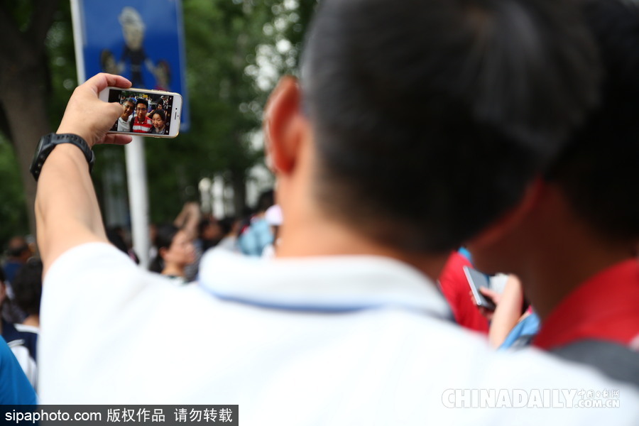 2017高考結束 北京四中考生輕松出考場笑容滿面