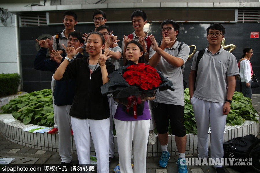 2017高考結束 北京四中考生輕松出考場笑容滿面