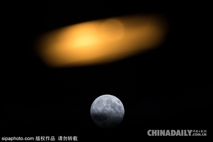 英國(guó)大選的靜謐夜晚 曼徹斯特天空現(xiàn)滿月