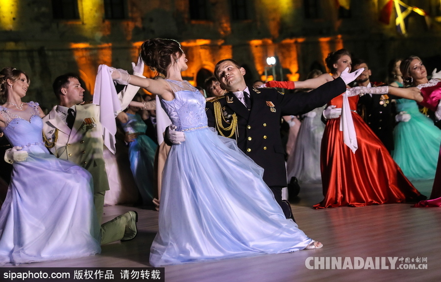 俄羅斯塞瓦斯托波爾軍官舞會 似“王子公主”高貴優雅