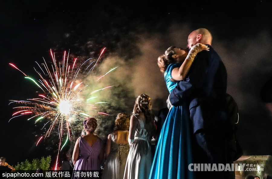 俄羅斯塞瓦斯托波爾軍官舞會(huì) 似“王子公主”高貴優(yōu)雅