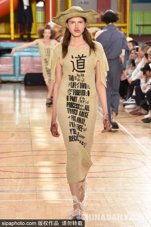 喝完的飲料瓶不要扔 可以踩在腳下當鞋穿！