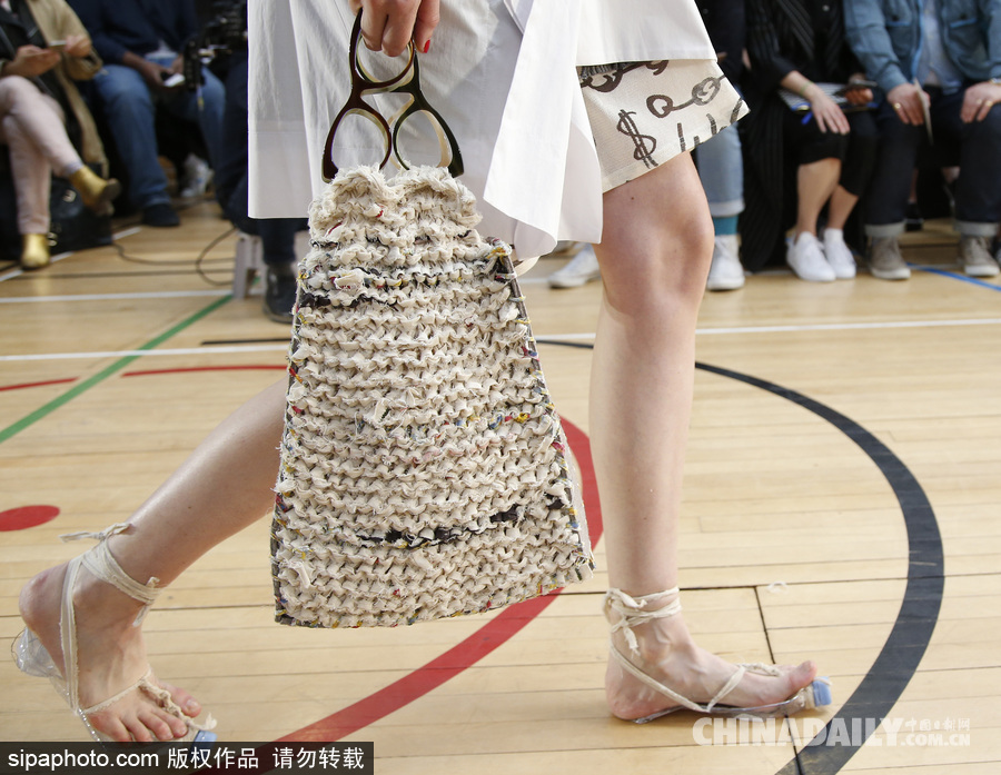 喝完的飲料瓶不要扔 可以踩在腳下當鞋穿！