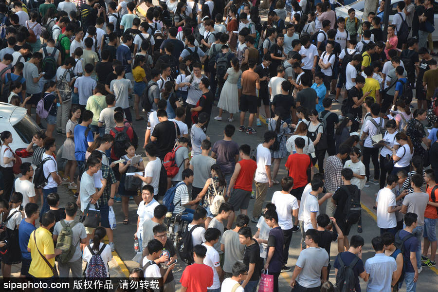 山東聊城：2017全國大學英語四六級開考 場面火爆堪比“春運”現場