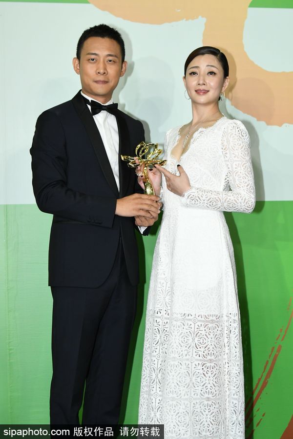 上海電視節白玉蘭獎 張譯殷桃憑《雞毛飛上天》分獲最佳男女主角